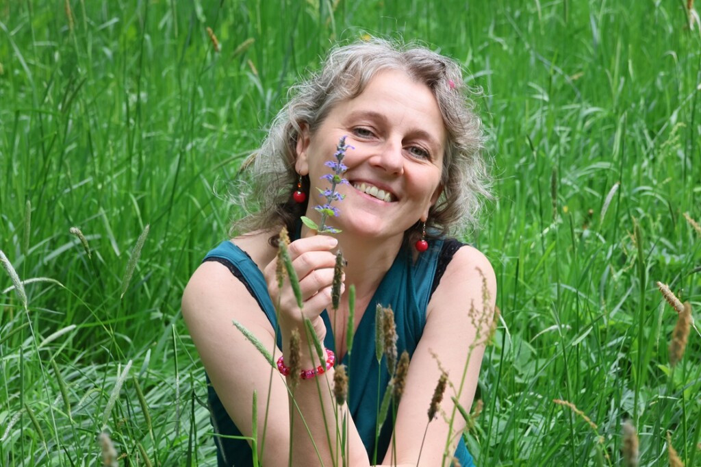 Alžběta, průvodkyně domácí homeopatií, při hloubkové homeopatické konzultaci zaměřené na klid, porozumění a zdraví rodiny.