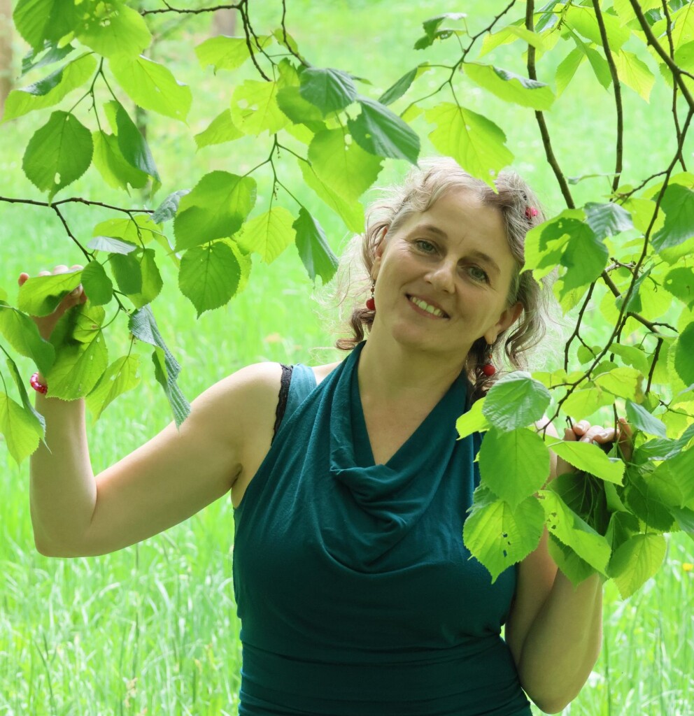 Žena v přírodě symbolizující cestu změny a uzdravení